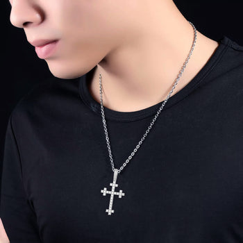 Collier pendentif croix en moissanite et diamants, serti sur quatre pierres, en argent sterling