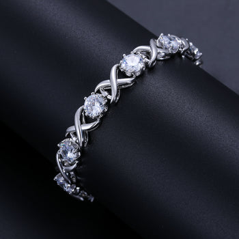 Bracelet tennis en argent sterling orné de diamants et de moissanite « Amour éternel ».