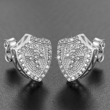 Boucles d'oreilles clous en argent sterling serties de diamants et de moissanite