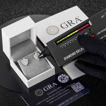 Boucles d'oreilles clous en argent sterling serties de diamants et de moissanite