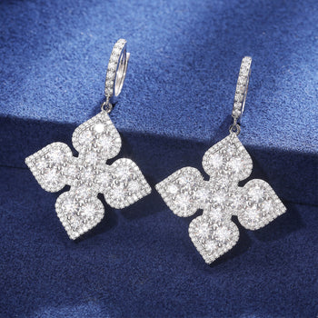 Boucles d'oreilles pendantes en argent sterling, serties de diamants et de pierres en forme de pique.