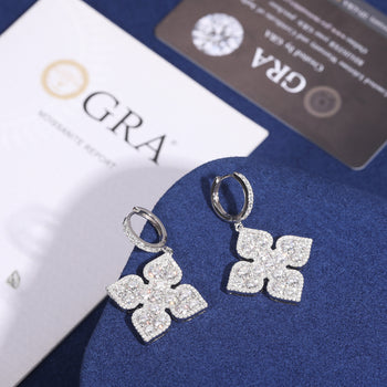 Boucles d'oreilles pendantes en argent sterling, serties de diamants et de pierres en forme de pique.