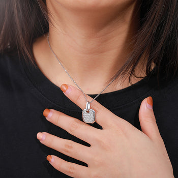 Collier pendentif en argent sterling orné d'un diamant et de moissanite en forme d'étiquette carrée