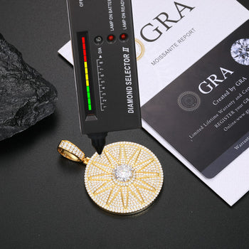 COLLIER PENDENTIF ÉTIQUETTE DE SOLEIL EN MISSANITE ET DIAMANT, EN ARGENT MASSIF