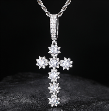 Pendentif croix soleil en moissanite et diamants, en argent sterling