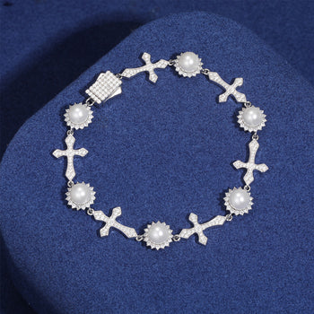 Bracelet en argent sterling serti de diamants et de perles, orné d'un motif floral en croix.