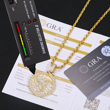 Pendentif pièce de monnaie ronde en argent sterling, orné d'un tourbillon de diamants et de moissanite.