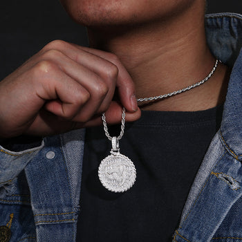 Pendentif pièce de monnaie ronde en argent sterling, orné d'un tourbillon de diamants et de moissanite.