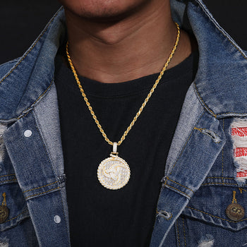 Pendentif pièce de monnaie ronde en argent sterling, orné d'un tourbillon de diamants et de moissanite.