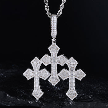Pendentif triple croix en moissanite et diamants, en argent sterling 