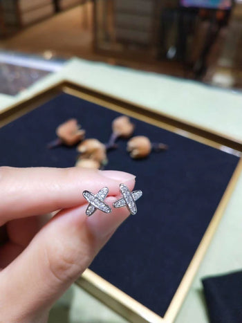 Boucles d'oreilles puces en forme de X serties de diamants moissanite en argent sterling (style 2)