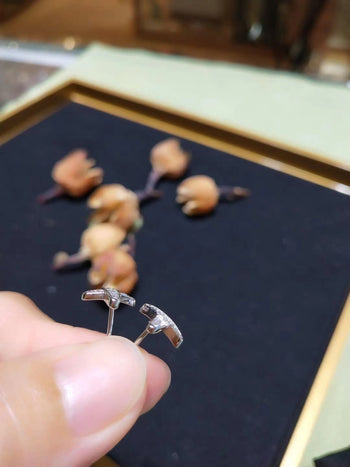 Boucles d'oreilles puces en forme de X serties de diamants moissanite en argent sterling (style 2)