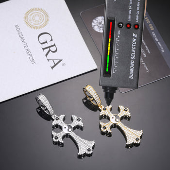 MOISSANIT-DIAMANT-YIN-YANG-KREUZANHÄNGER AUS STERLINGSILBER