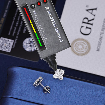 Boucles d'oreilles clous en moissanite en forme de trèfle à quatre feuilles et argent sterling