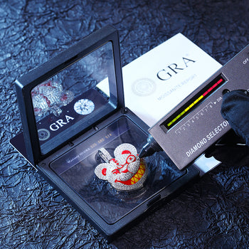 Anhänger „Gloomy Bear“ aus Moissanit in Sterlingsilber