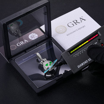 Pendentif crâne lumineux en moissanite et argent sterling