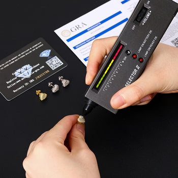 Boucles d'oreilles puces en forme de cœur en moissanite et argent sterling