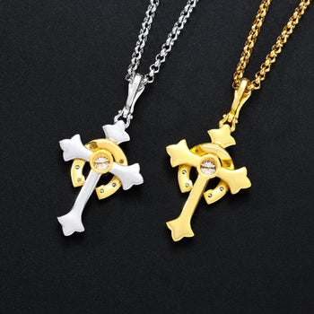 PENDENTIF CRÂNE-CROIX EN MOISANITE ET DIAMANTS 