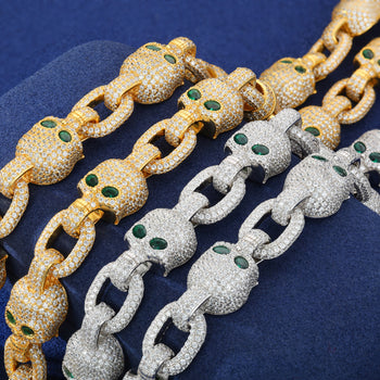 Collier-bracelet en argent sterling orné d'un crâne à œil vert serti de moissanite.