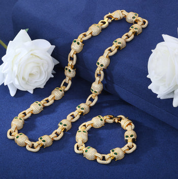 Collier-bracelet en argent sterling orné d'un crâne à œil vert serti de moissanite.