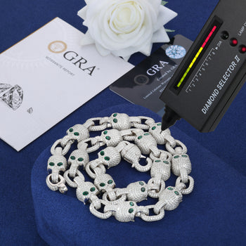 Collier-bracelet en argent sterling orné d'un crâne à œil vert serti de moissanite.