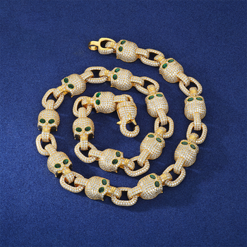 Collier-bracelet en argent sterling orné d'un crâne à œil vert serti de moissanite.