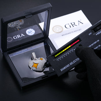 Pendentif cœur en moissanite serti de glace et en argent sterling