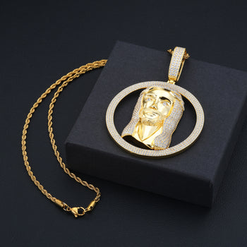 Pendentif rond en argent sterling serti de moissanite représentant le visage de Jésus