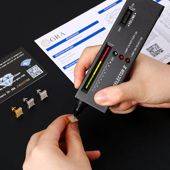 Boucles d'oreilles carrées à clous en argent sterling avec incrustation de moissanite