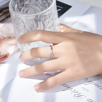 Bague minimaliste torsadée en moissanite et argent sterling