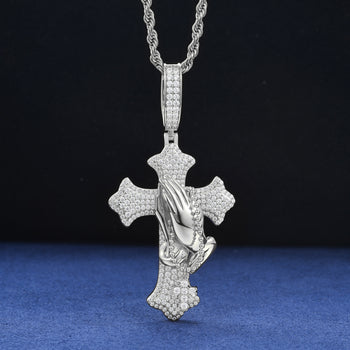 Pendentif croix mains en prière en moissanite et argent sterling (style 2)