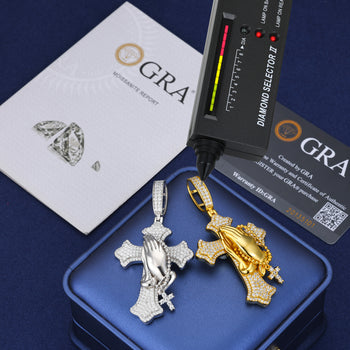 Pendentif croix mains en prière en moissanite et argent sterling (style 2)