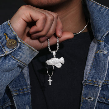 Collier pendentif croix mains en prière en moissanite et argent sterling