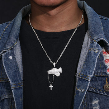 Collier pendentif croix mains en prière en moissanite et argent sterling