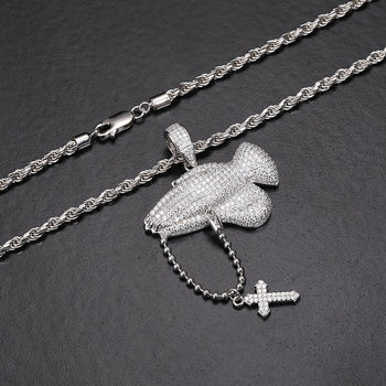 Collier pendentif croix mains en prière en moissanite et argent sterling