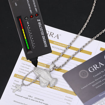 Collier pendentif croix mains en prière en moissanite et argent sterling