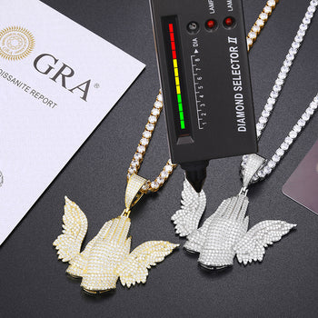 COLLIER PENDENTIF AILE DE MAIN EN PRIÈRE EN MOISSANITE ET ARGENT MASSIF