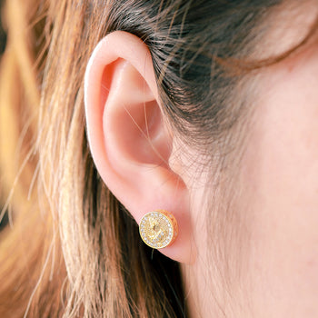 Boucles d'oreilles puces en moissanite représentant des mains en prière, en argent sterling