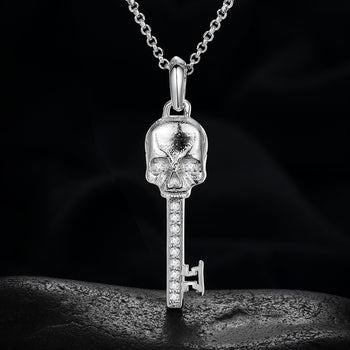 Anhänger in Form eines Totenkopfes aus Moissanit in Sterlingsilber