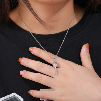 Anhänger in Form eines Totenkopfes aus Moissanit in Sterlingsilber