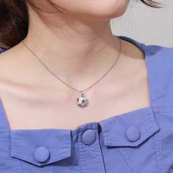 Pendentif en forme de ballon de football en moissanite et argent sterling