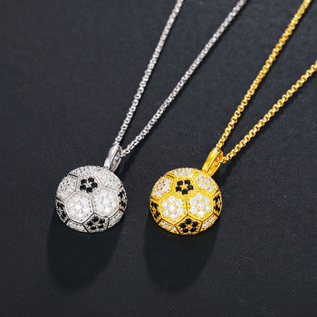 Pendentif en forme de ballon de football en moissanite et argent sterling