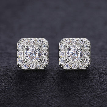 Boucles d'oreilles clous en moissanite carrée sertie d'un halo, en argent sterling