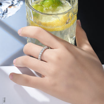 Bague tennis éternité en moissanite avec halo latéral en argent sterling