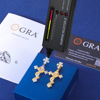 Pendentif bâton croix serpent bicolore en moissanite et argent sterling 