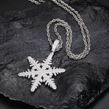 COLLIER PENDENTIF FLOCON DE NEIGE EN MOISANITE ET DIAMANTS, EN ARGENT MASSIF