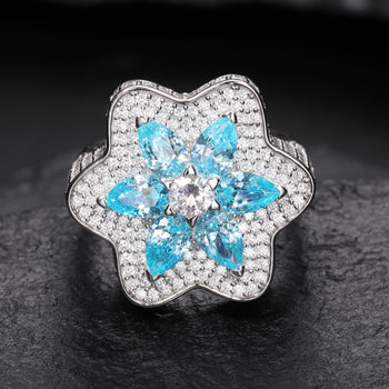 Bague en argent sterling sertie d'un diamant mossanite taille poire en forme de fleur bleue.