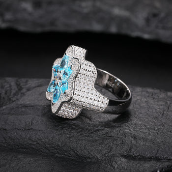 Bague en argent sterling sertie d'un diamant mossanite taille poire en forme de fleur bleue.