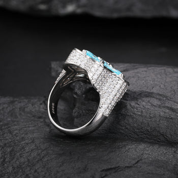 Bague en argent sterling sertie d'un diamant mossanite taille poire en forme de fleur bleue.