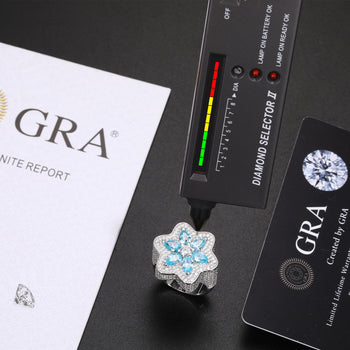 Bague en argent sterling sertie d'un diamant mossanite taille poire en forme de fleur bleue.